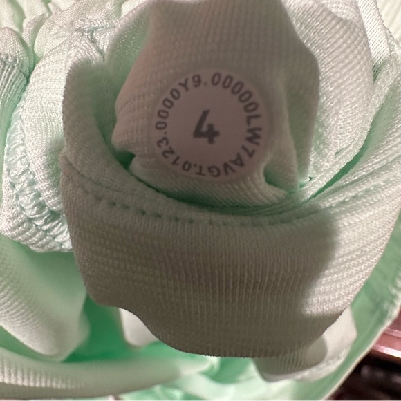 Lululemon Hotty Hot Low-Rise Lined Short 4"
Mint Moment SZ 4 - Picture 11 of 13